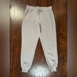 Lululemon On The Fly Jogger size 8 Silverscreen